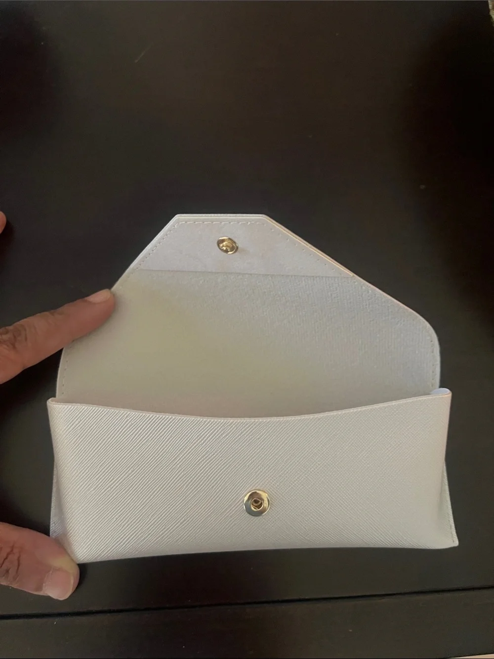 Kendra Scott White Textured Envelope Sunglasses Case